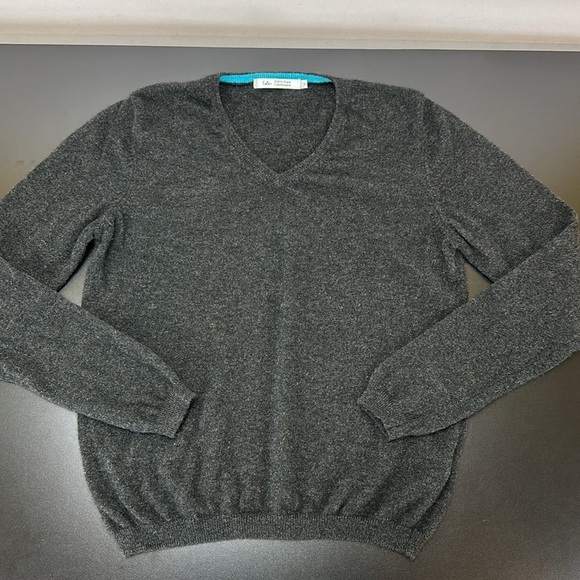 Isle Gray 100% Pure Cashmere Sweater Med V-Neckline Staple Minimalist Classic - Picture 2 of 11